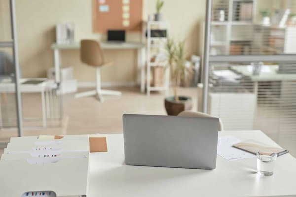 Pourquoi choisir des cloisons mobiles vitrées pour aménager vos bureaux ?