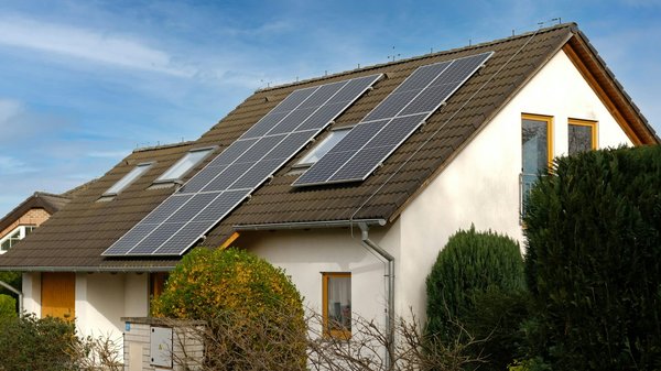 La rapidité et la facilité d'installation : des bonnes raisons de choisir un panneau solaire plug and play